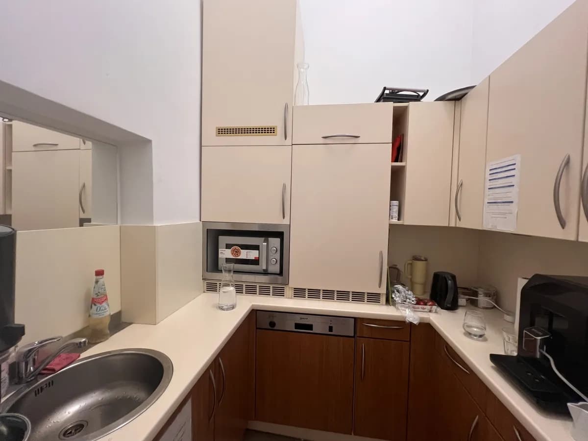 8-Zimmer-Gewerbeimmobilie mieten in Wien – 215 m², € 4.860 – Bild 12 von 24