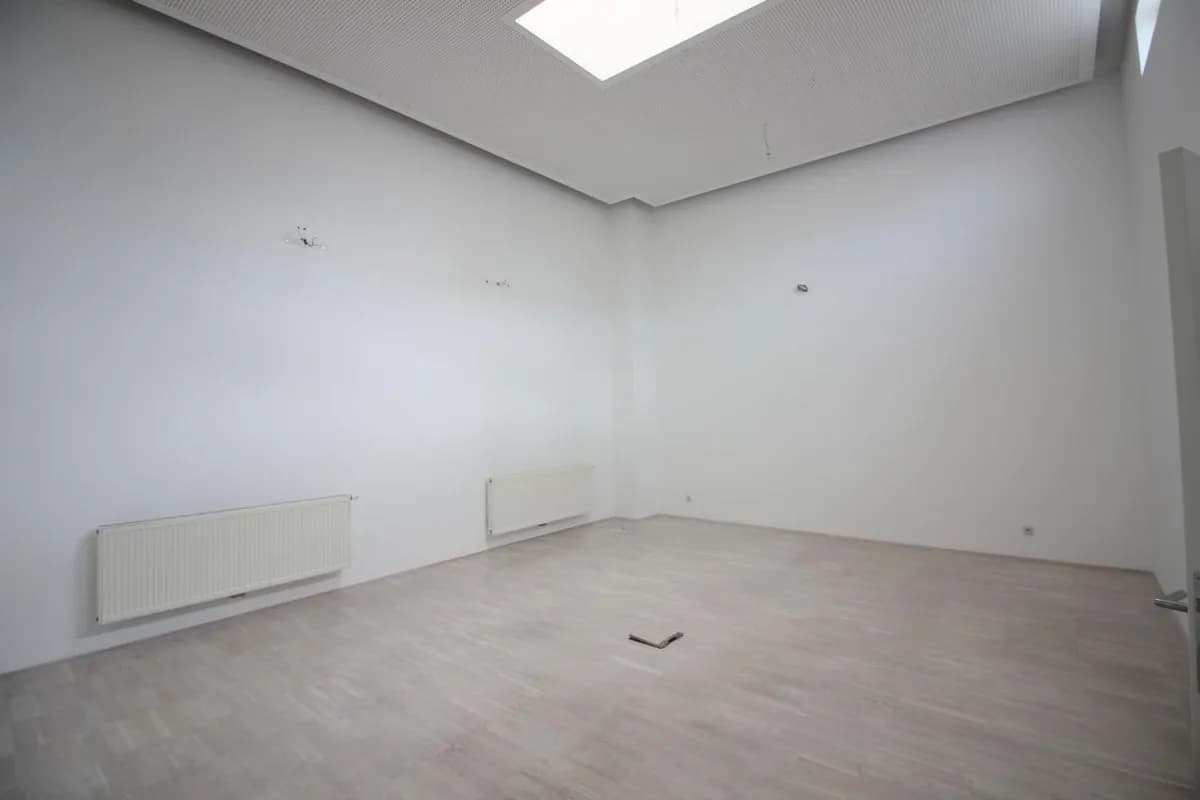 8-Zimmer-Gewerbeimmobilie mieten in Graz – 250 m², € 7 – Bild 8 von 10