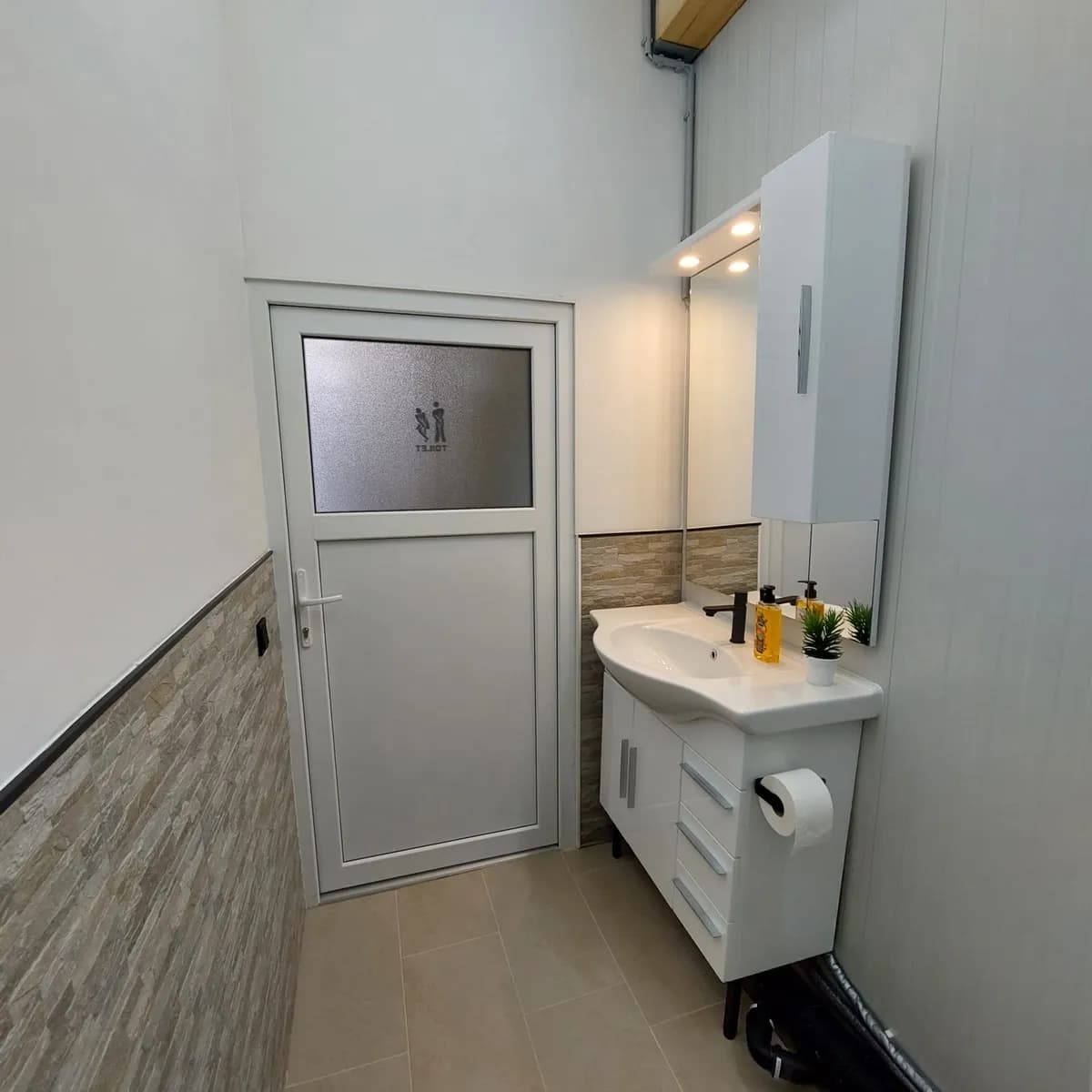 1-Zimmer-Gewerbeimmobilie mieten in Mistelbach – 91 m², € 1.100 – Bild 7 von 9
