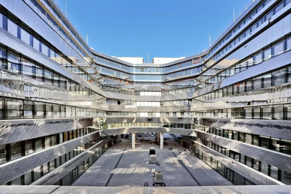 Gewerbeimmobilie mieten in Wien – 1 489 m², € 26