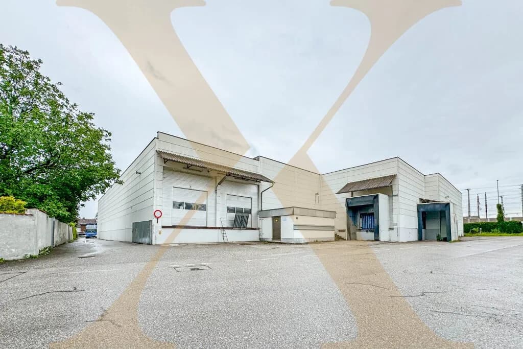 Gewerbeimmobilie mieten in Wels – 1 000 m², € 2.000
