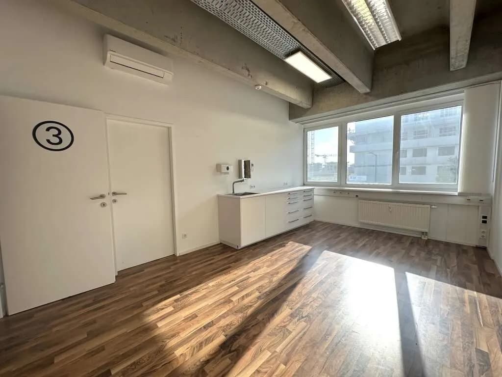 10-Zimmer-Gewerbeimmobilie mieten in Wien – 339 m², € 4.322