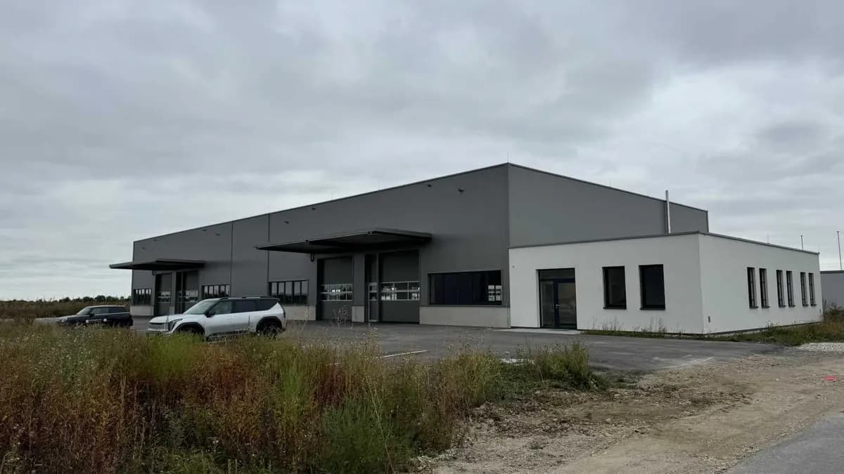Gewerbeimmobilie mieten in Mödling – 1 374 m², € 9