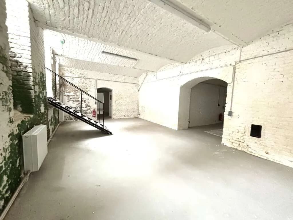 Gewerbeimmobilie mieten in Wien – 291 m², € 1.907