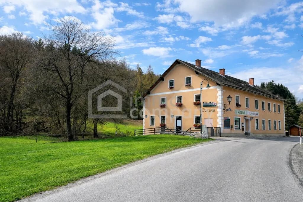 10-Zimmer-Gewerbeimmobilie mieten in Baden – 235 m², € 5