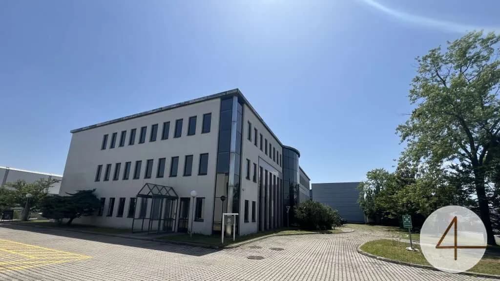 Gewerbeimmobilie mieten in Wien – 2 200 m², € 10