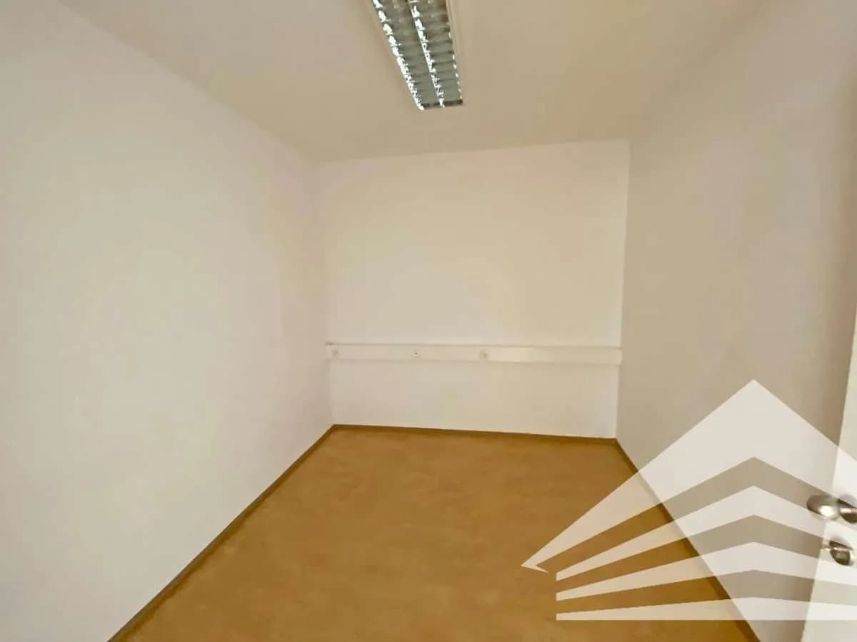 7-Zimmer-Gewerbeimmobilie mieten in Linz – 142 m², € 880 – Bild 8 von 11