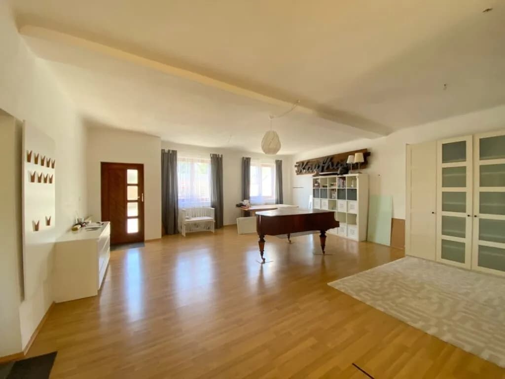 4-Zimmer-Immobilie kaufen in Mistelbach – 198 m², € 790.000 – Bild 1 von 37