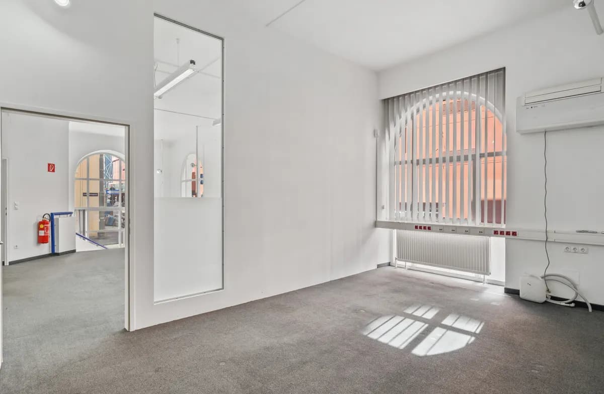 Gewerbeimmobilie mieten in Wien – 980 m², € 12 – Bild 1 von 12