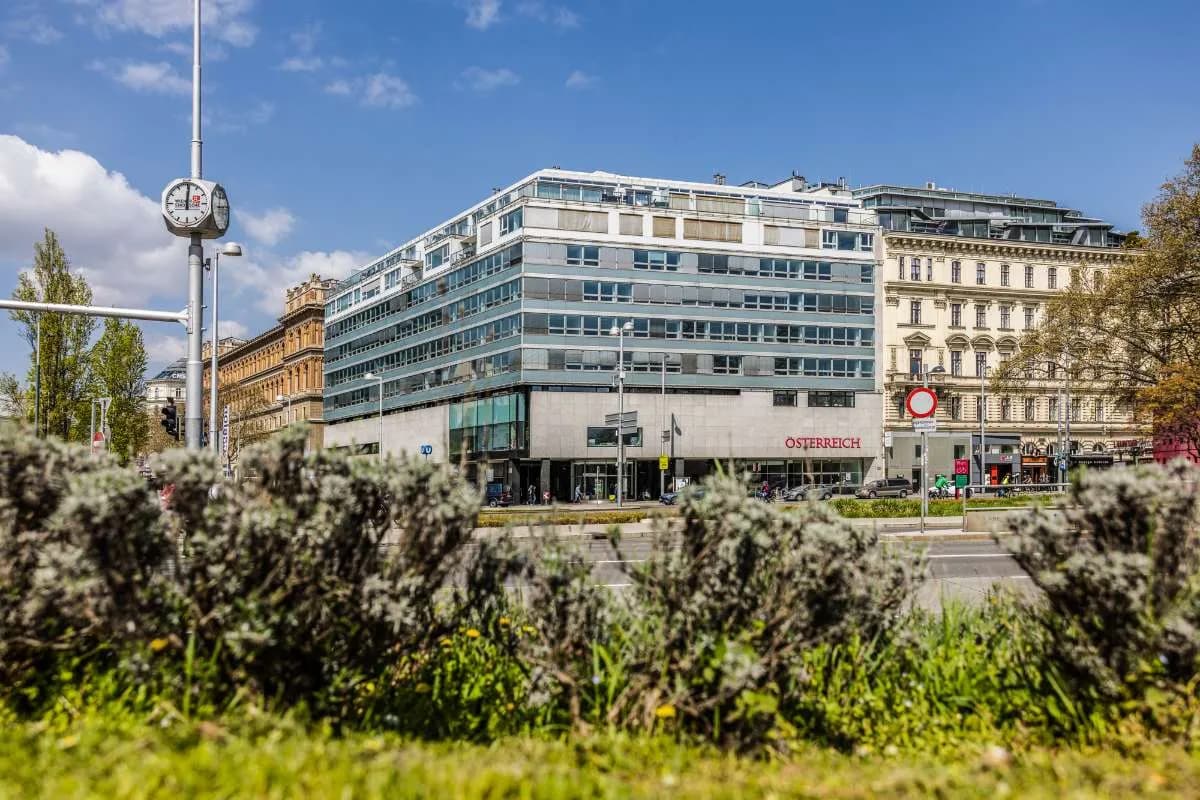 Gewerbeimmobilie mieten in Wien – 1 300 m², € 35.035 – Bild 2 von 4