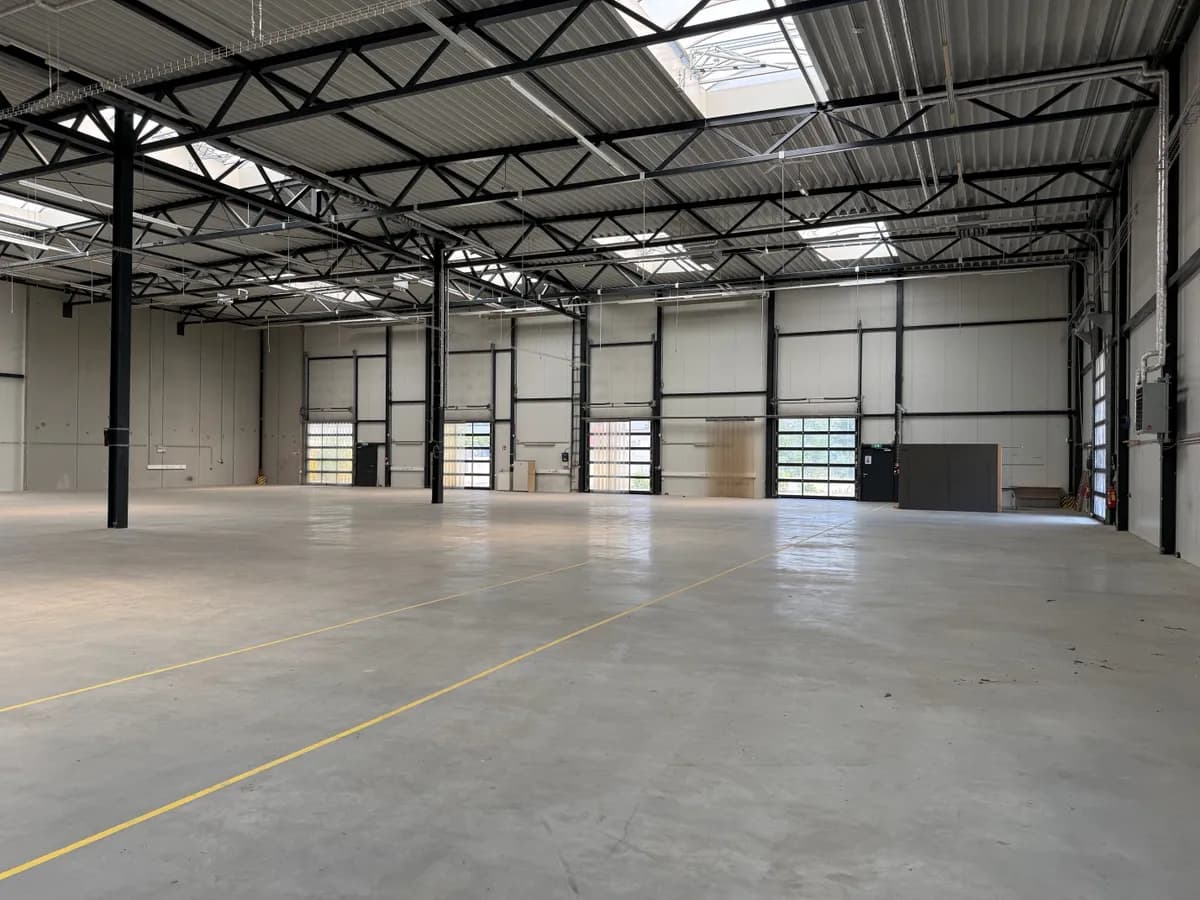 Gewerbeimmobilie mieten in Wien – 2 707 m², € 33.000 – Bild 1 von 6