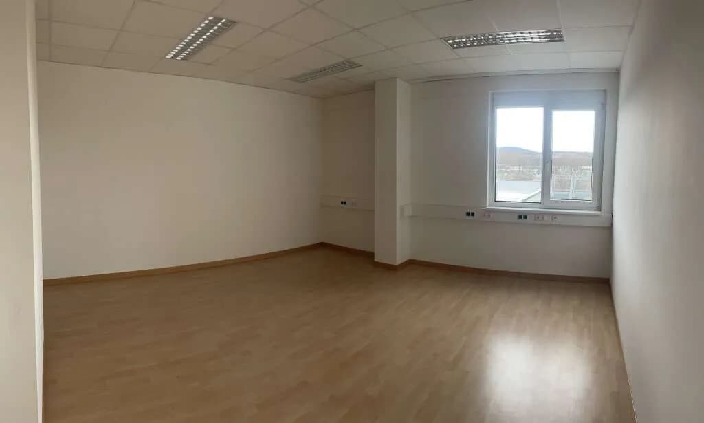 1-Zimmer-Gewerbeimmobilie mieten in Baden – 38 m², € 415 – Bild 2 von 3