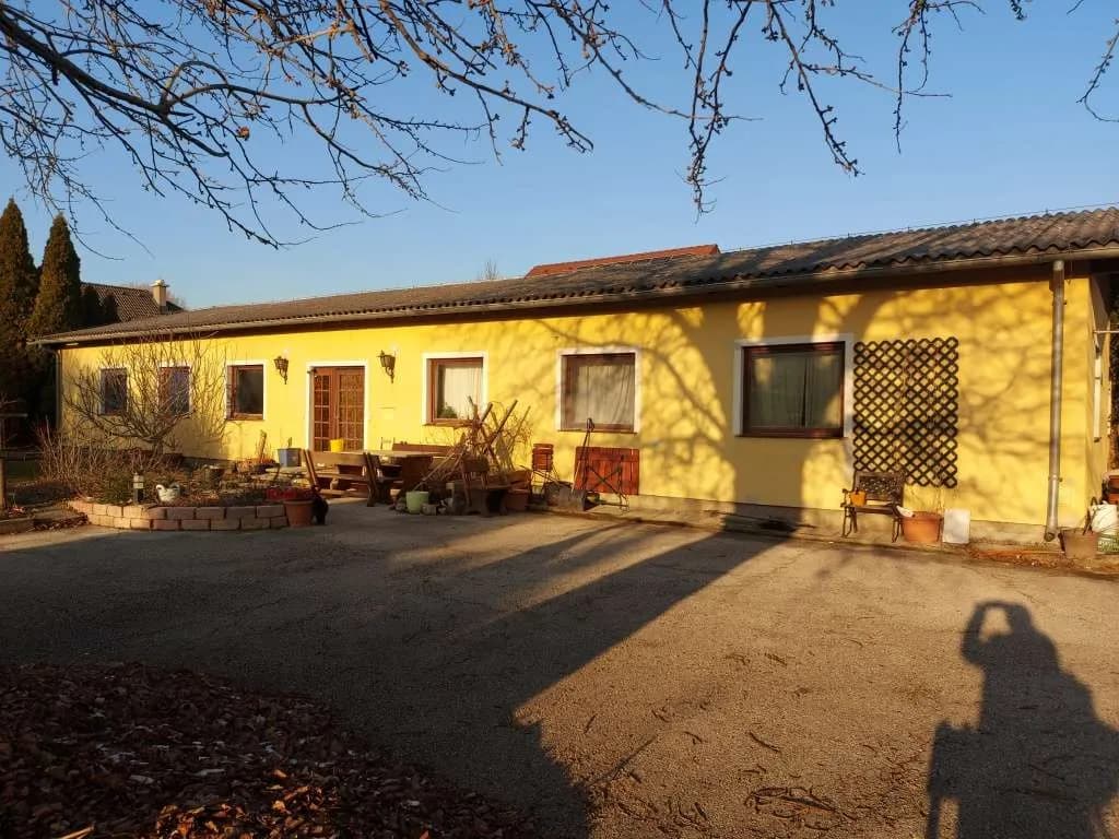 8-Zimmer-Haus mieten in Baden – 200 m², € 1.650