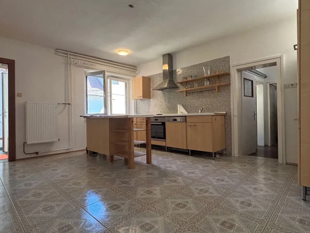 7-Zimmer-Haus kaufen in Mistelbach – 238 m², € 240.000