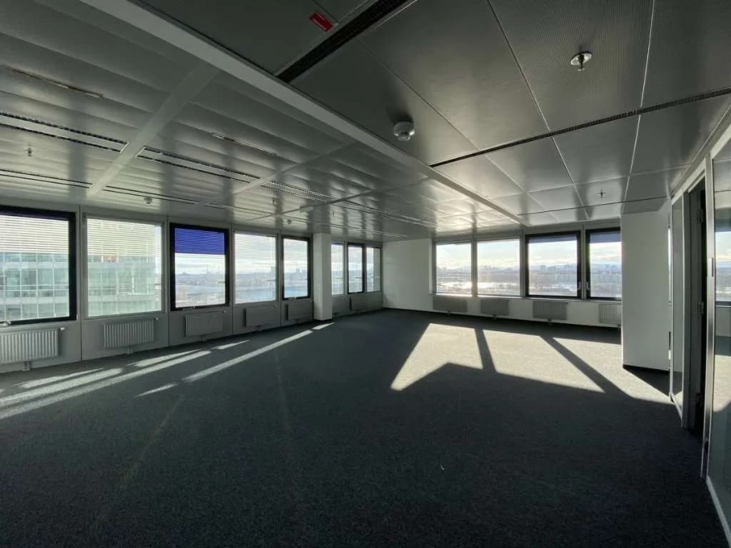 Gewerbeimmobilie mieten in Wien – 1 387 m², € 15 – Bild 2 von 2