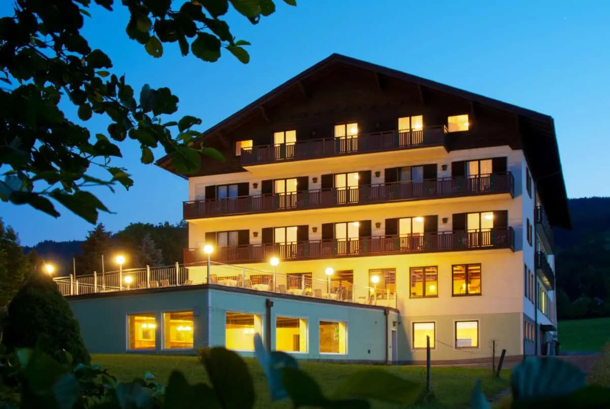 40-Zimmer-Gewerbeimmobilie kaufen in Vöcklabruck – 2 500 m² – Bild 3 von 27