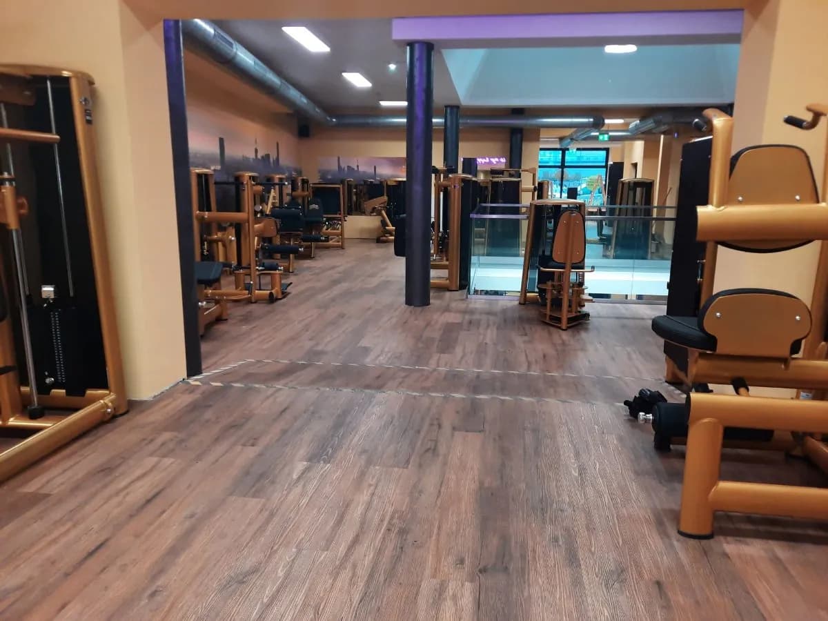 Gewerbeimmobilie mieten in Wien – 1 500 m², € 17 – Bild 1 von 17