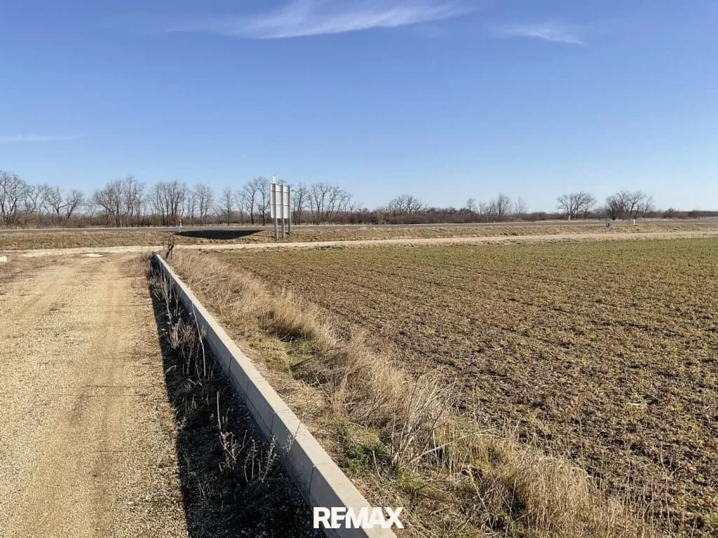 Immobilie kaufen in Neusiedl am See – 3 000 m², € 240.000 – Bild 2 von 5
