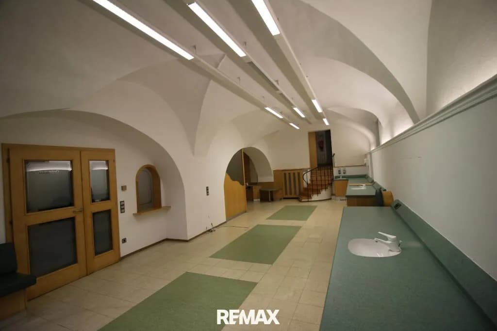 Gewerbeimmobilie mieten in Perg – 122 m², € 1.808