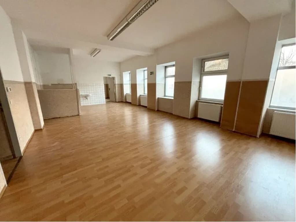Gewerbeimmobilie mieten in Wien – 297 m², € 3.545