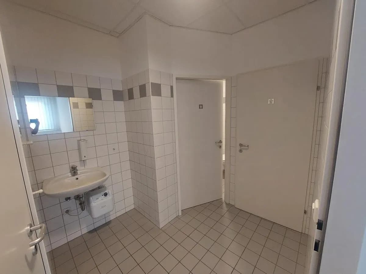 Gewerbeimmobilie mieten in Wels – 175 m², € 2.997 – Bild 8 von 12