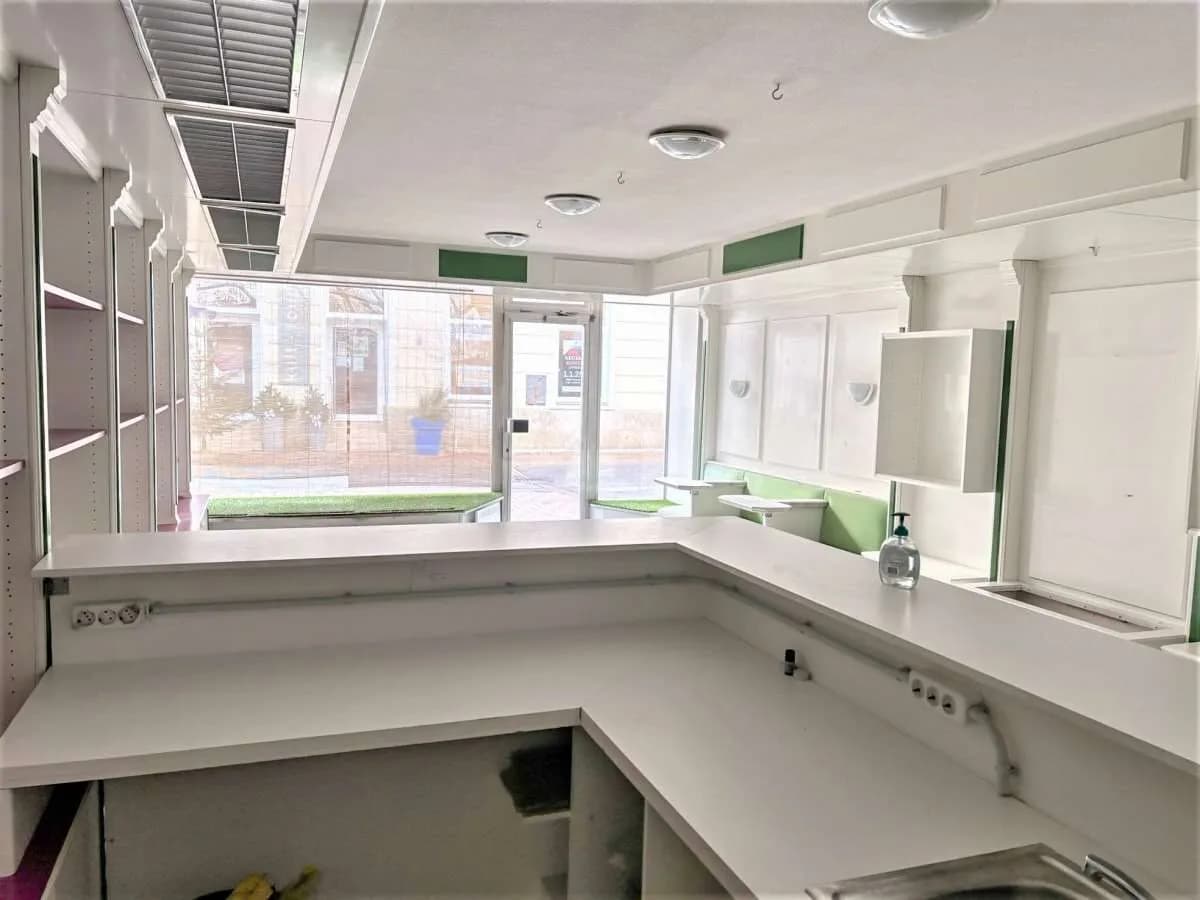 Gewerbeimmobilie kaufen in Baden – 300 m², € 165.000