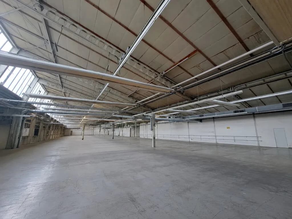 Gewerbeimmobilie mieten in Baden – 2 650 m², € 10.650