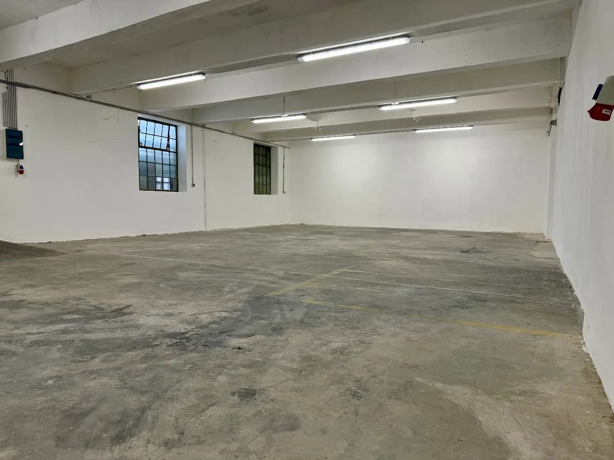 Gewerbeimmobilie mieten in Baden – 125 m², € 1.100