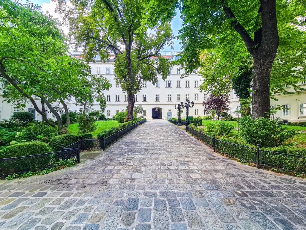 12-Zimmer-Gewerbeimmobilie mieten in Wien – 1 353 m², € 37.703 – Bild 5 von 7