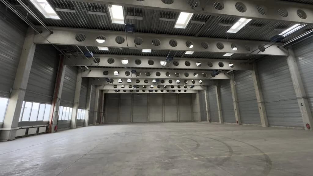 Gewerbeimmobilie mieten in Wien – 1 565 m², € 13.617