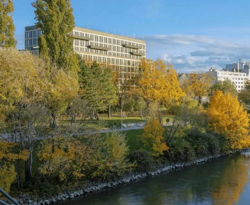 Gewerbeimmobilie mieten in Wien – 1 500 m², € 24