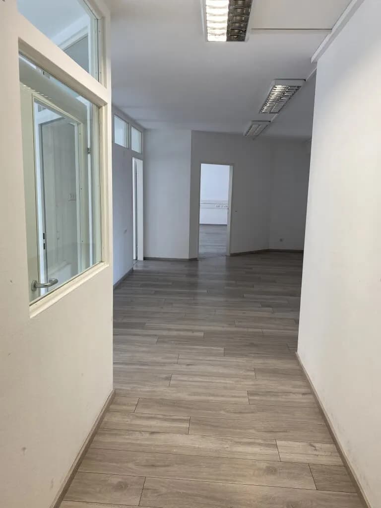 7-Zimmer-Gewerbeimmobilie mieten in Linz – 284 m², € 3.827 – Bild 3 von 26