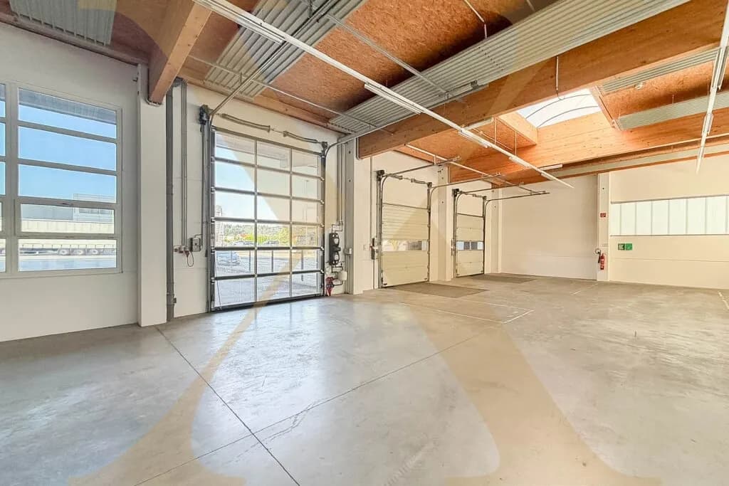 Gewerbeimmobilie mieten in Linz – 1 637 m², € 10.212