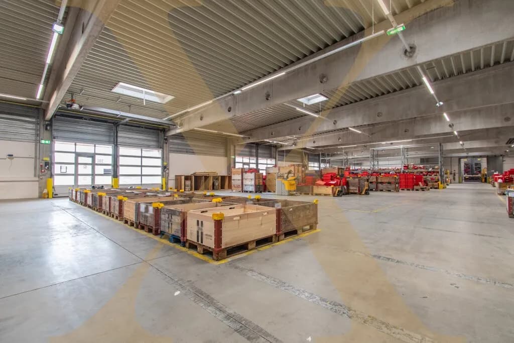 Gewerbeimmobilie mieten in Linz Land – 1 800 m²