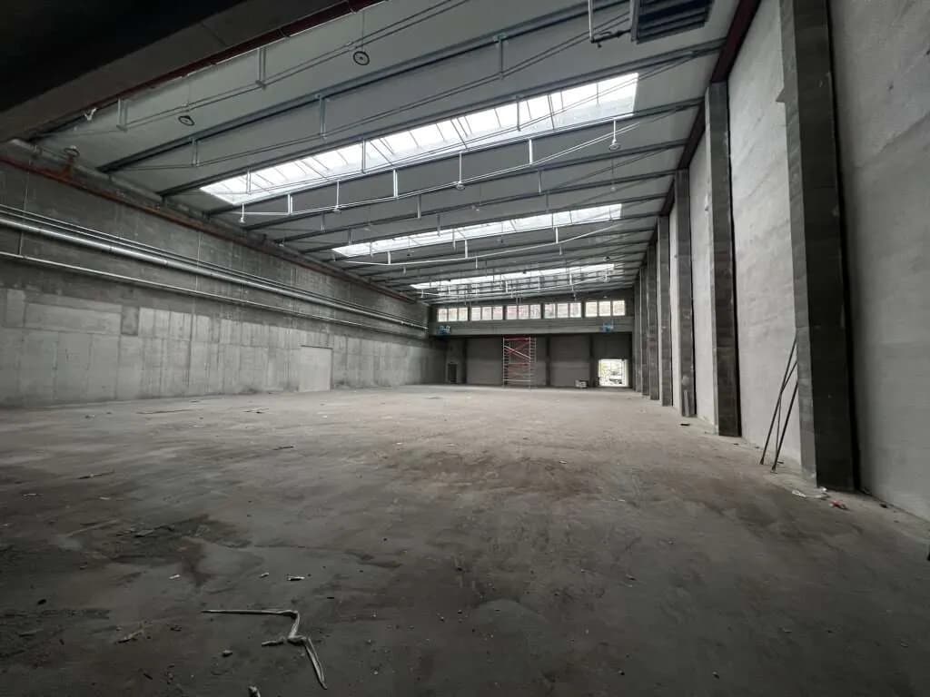 Gewerbeimmobilie mieten in Baden – 1 424 m², € 9.826