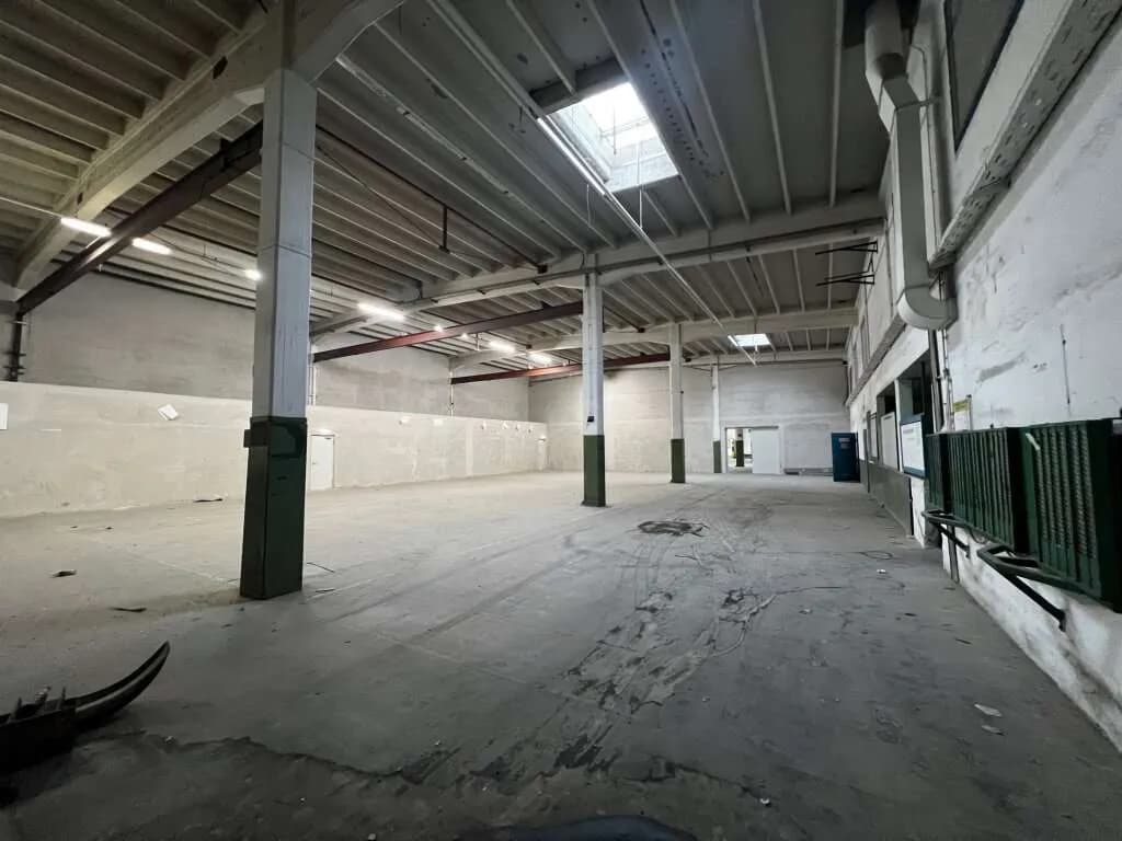 Gewerbeimmobilie mieten in Baden – 3 200 m², € 18.880