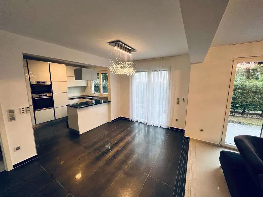 4-Zimmer-Haus mieten in Wien – 182 m², € 2.870 – Bild 1 von 11