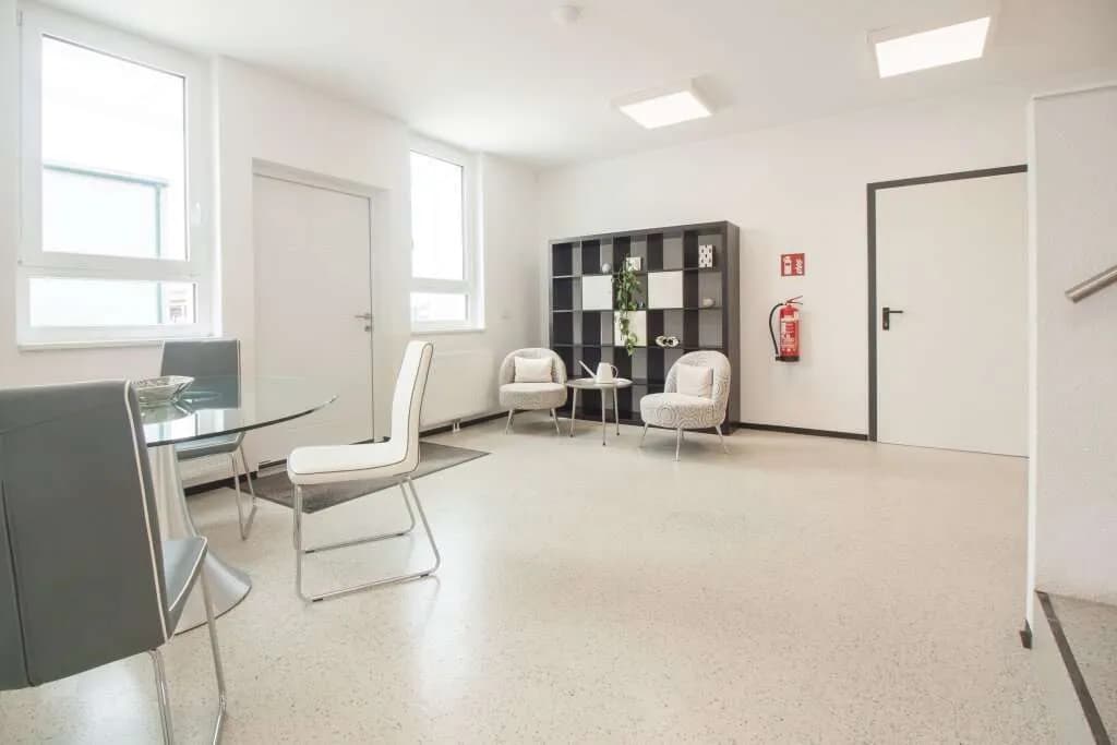 1-Zimmer-Gewerbeimmobilie mieten in Baden – 24 m², € 250 – Bild 2 von 22