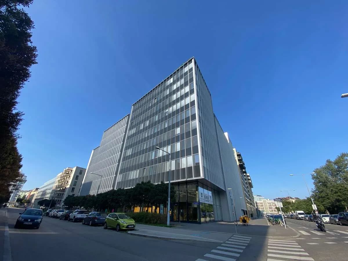 Gewerbeimmobilie mieten in Wien – 1 624 m², € 36.378