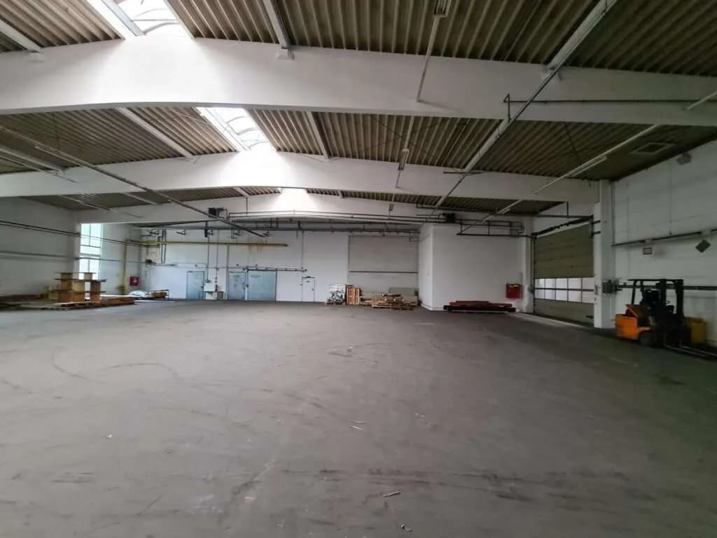 Gewerbeimmobilie mieten in Wiener Neustadt Land – 1 825 m², € 11.200