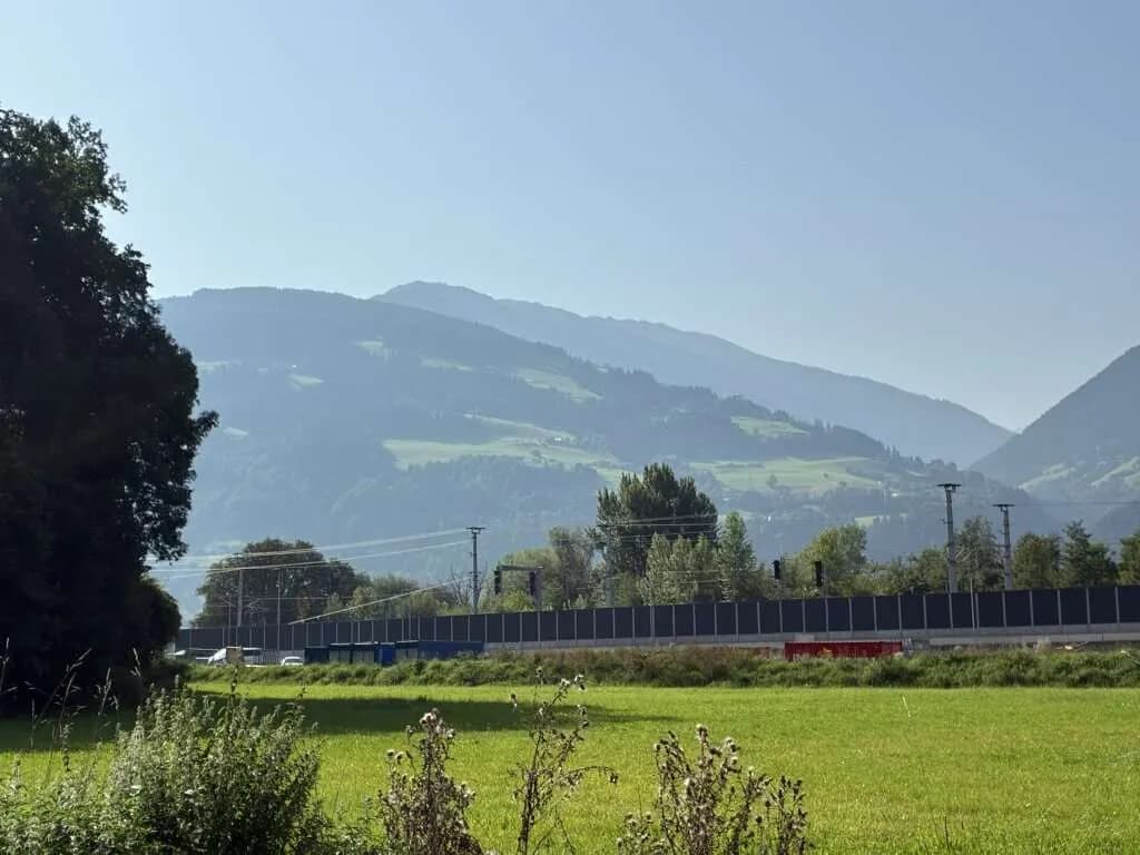 Immobilie mieten in Innsbruck-Land – 28 880 m², € 2 – Bild 2 von 5