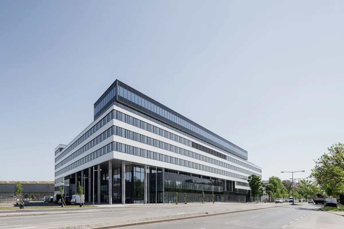 Gewerbeimmobilie mieten in Wien – 4 900 m², € 115.542