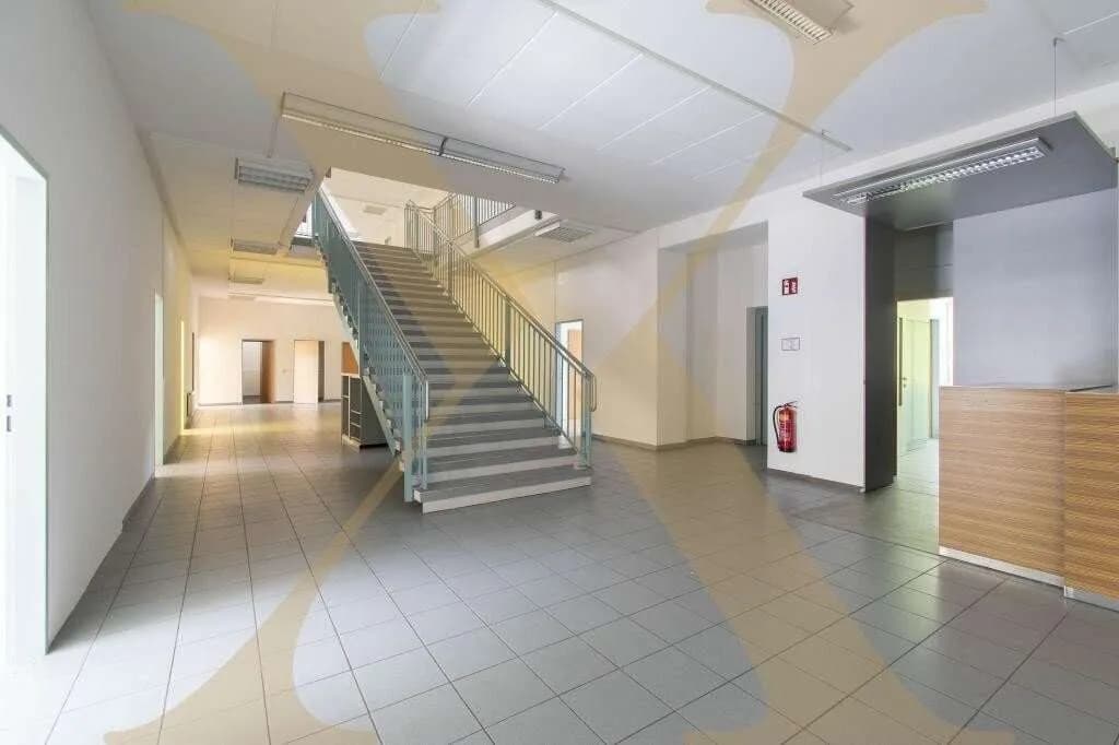 Gewerbeimmobilie mieten in Linz Land – 1 471 m², € 12.506