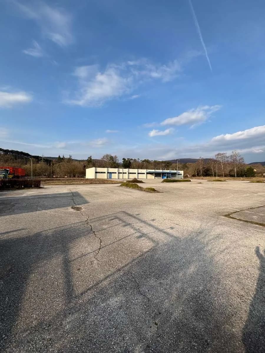 Gewerbeimmobilie mieten in Baden – 70 m², € 8