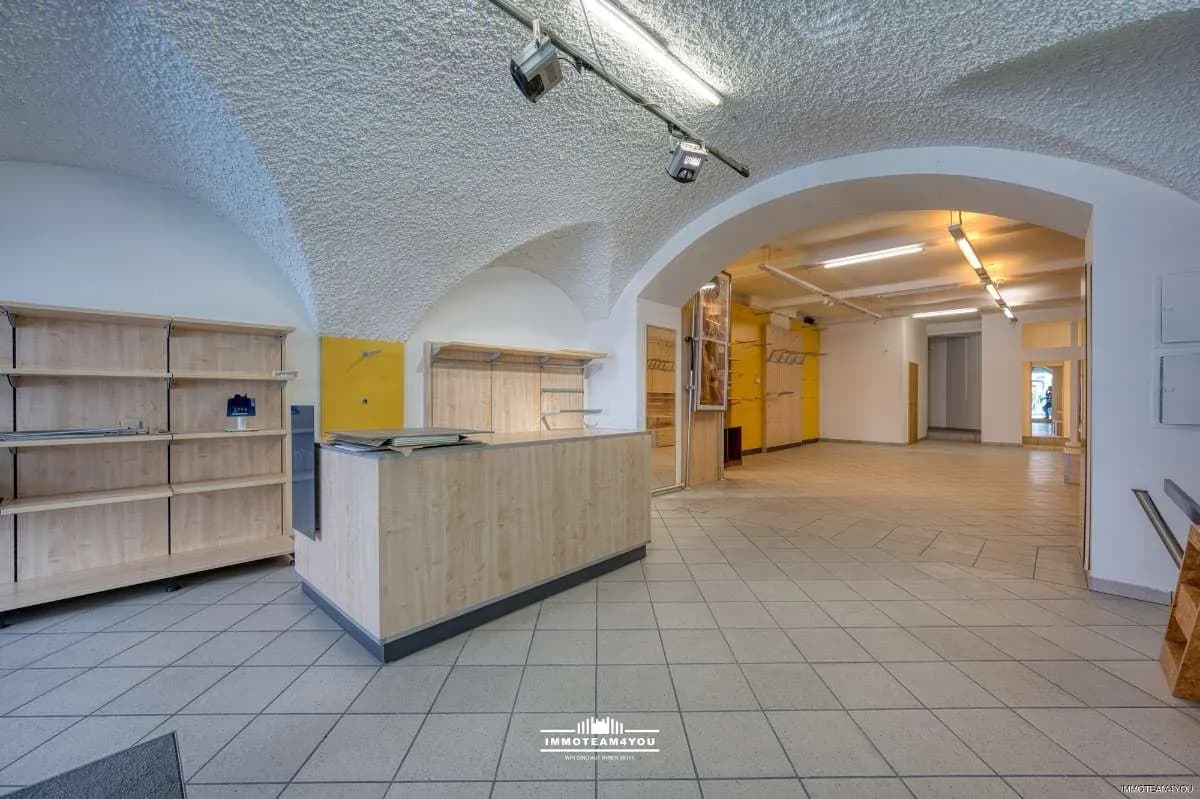 Gewerbeimmobilie mieten in Vöcklabruck – 210 m², € 1.891