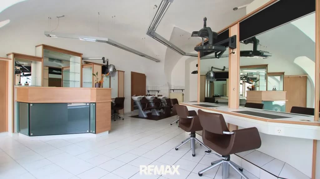 Gewerbeimmobilie mieten in Baden – 86 m², € 1.843