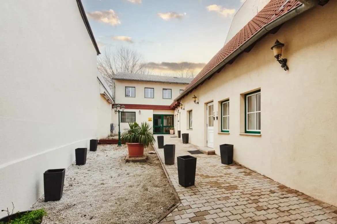 13-Zimmer-Gewerbeimmobilie mieten in Wien – 400 m², € 5.900