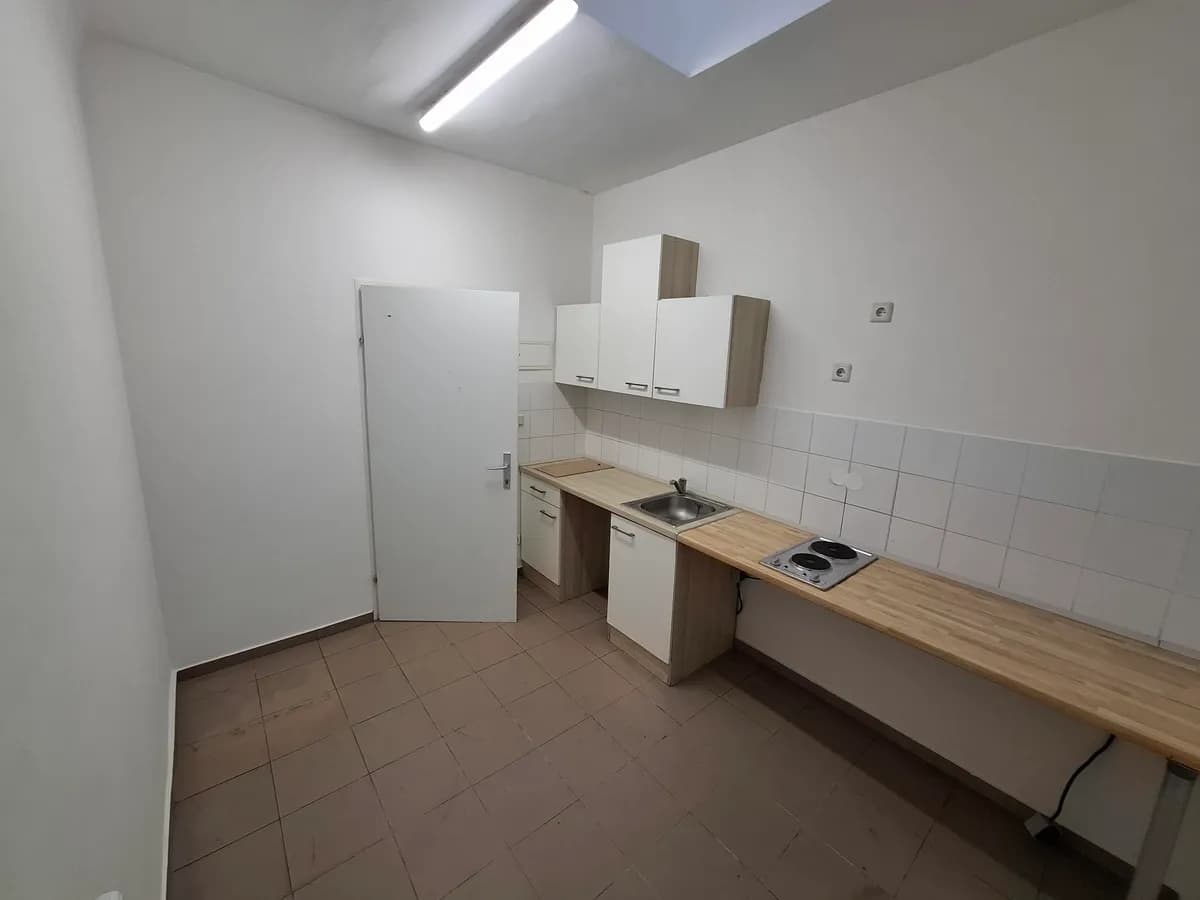Gewerbeimmobilie mieten in Mödling – 9 m², € 94