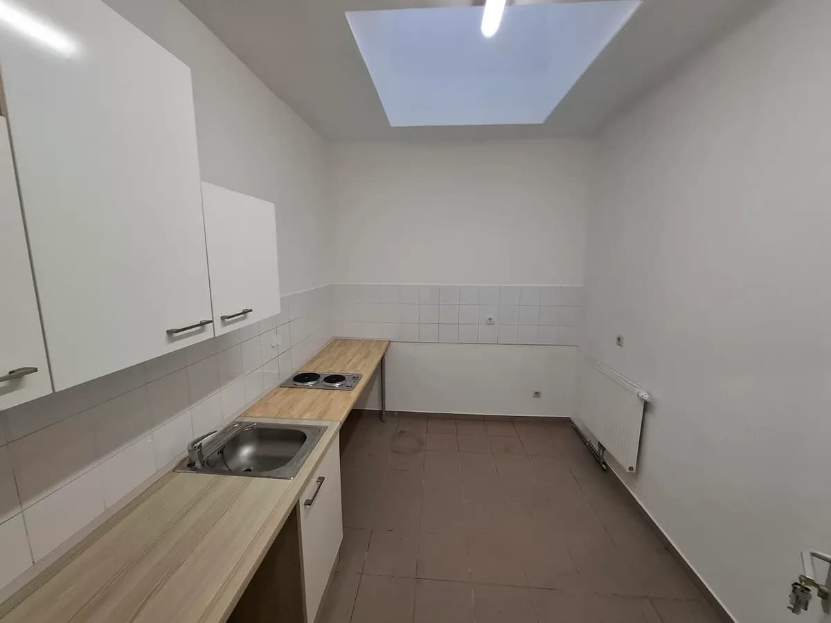 Gewerbeimmobilie mieten in Mödling – 9 m², € 94 – Bild 2 von 3
