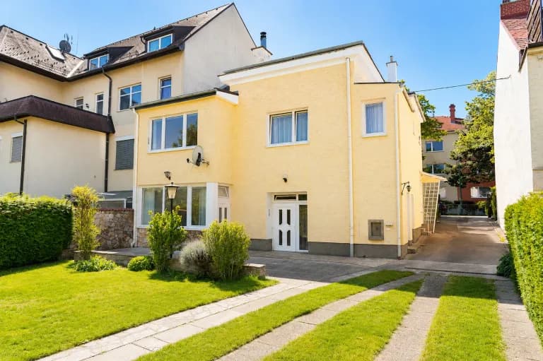 7-Zimmer-Haus mieten in Mödling – 212 m², € 2.400